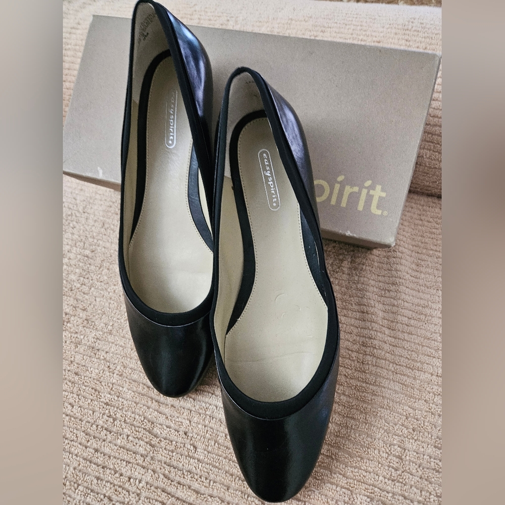 Beautiful Black Leather Pointed Toe Ballerina Style Shoes by "Easy Spirit"
